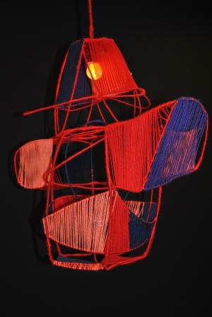 rød kasketmand - lampe - ståltråd og garn
